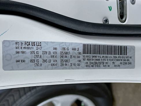 Used 2018 Jeep Compass Latitude FWD image 22