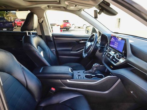 Certified 2025 Toyota Highlander XLE image 21