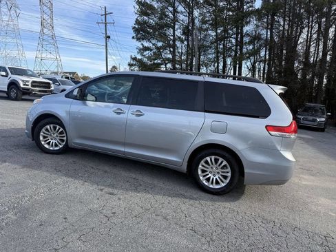 Used 2014 Toyota Sienna XLE image 5