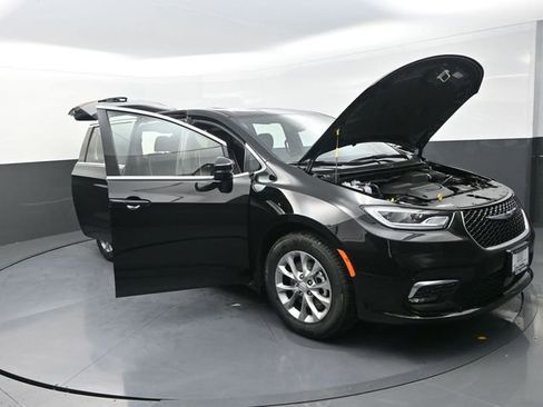 New 2026 Chrysler Pacifica Limited image 27