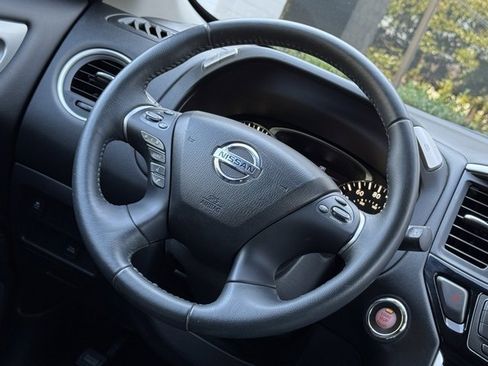 Used 2018 Nissan Pathfinder SV image 14