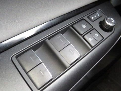 Used 2022 Toyota Venza LE image 24