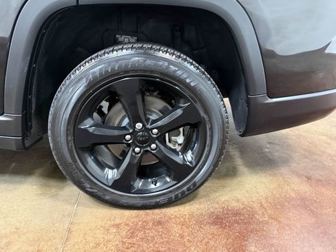 Used 2023 Jeep Grand Cherokee L Laredo image 91