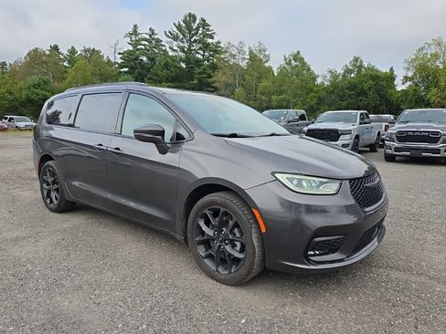 Used 2021 Chrysler Pacifica Touring w/ Cold Weather Group AWD/4WD image 3