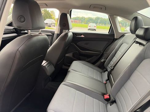 Used 2025 Volkswagen Jetta SE FWD image 27