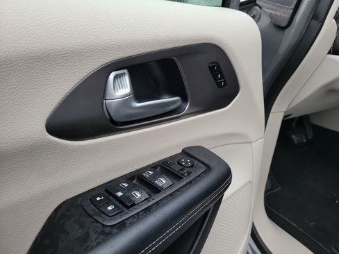 Used 2023 Chrysler Pacifica Touring-L FWD image 18