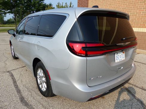 Used 2026 Chrysler Pacifica Select FWD image 5