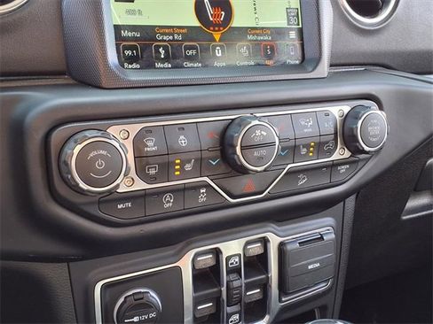 Used 2019 Jeep Wrangler Unlimited Sahara image 19