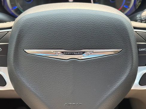 Used 2023 Chrysler Pacifica Touring-L FWD image 40