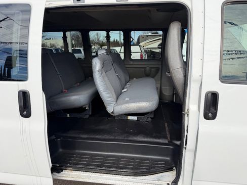Used 2016 GMC Savana 3500 LS w/ Chrome Appearance Package image 9