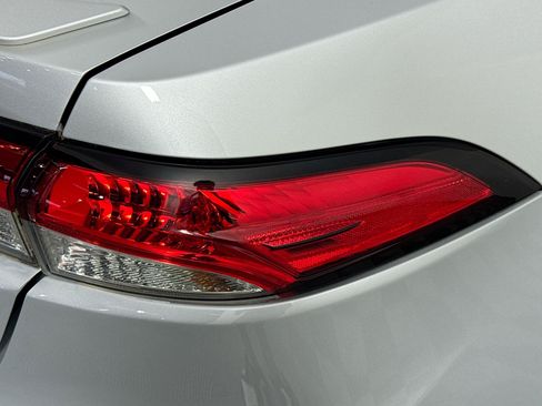 Used 2022 Toyota Corolla SE w/ SE Premium Package FWD image 32