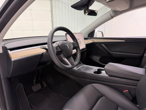 Used 2024 Tesla Model Y Long Range AWD/4WD image 12