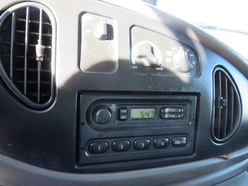 Used 2001 Ford E-150 and Econoline 150 E150 image 12