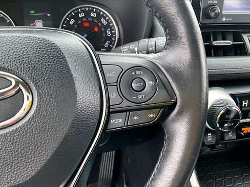 Used 2021 Toyota RAV4 XLE Premium image 19