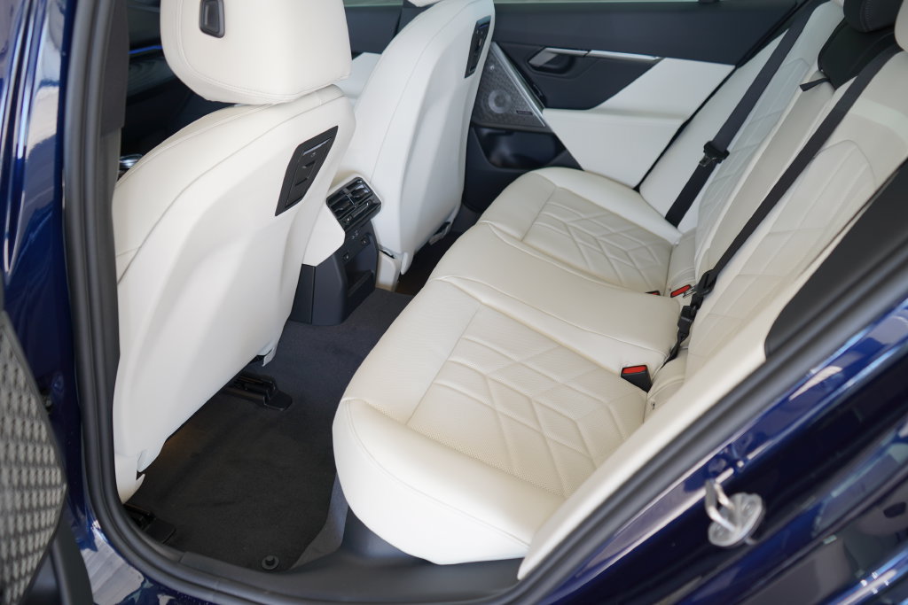 Used 2026 BMW 530i w/ Premium Package RWD image 20