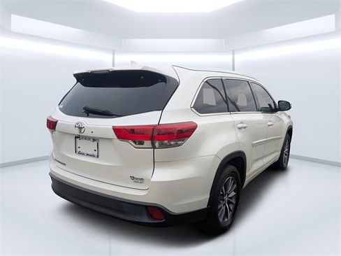 Used 2017 Toyota Highlander FWD V6 image 3