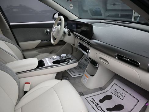 Used 2025 Genesis GV60 RWD image 40