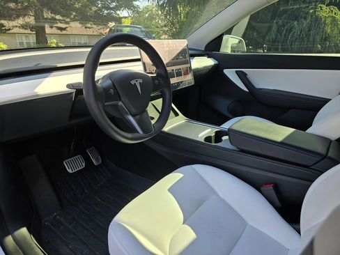 Used 2022 Tesla Model Y Long Range AWD/4WD image 11