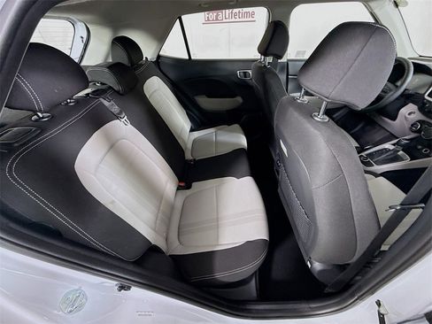 Certified 2025 Hyundai Venue SEL image 29