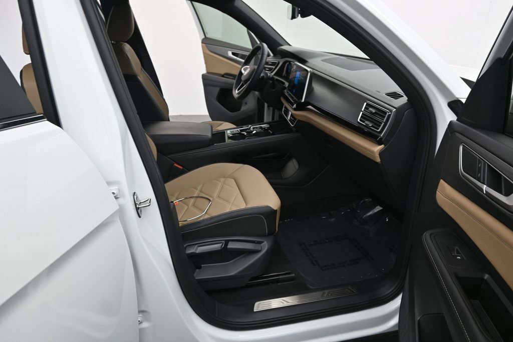 Used 2024 Volkswagen Atlas Cross Sport SE AWD/4WD image 16