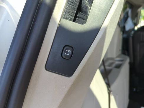 Used 2016 Chrysler Town & Country Touring w/ Driver Convenience Group FWD image 20
