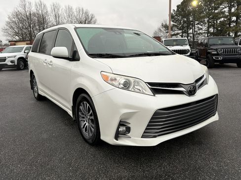 Used 2020 Toyota Sienna XLE image 4