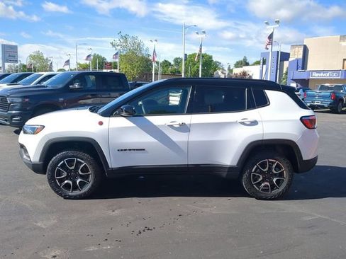 Used 2025 Jeep Compass Trailhawk AWD/4WD image 3