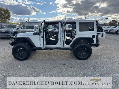 Used 2015 Jeep Wrangler Unlimited Sahara w/ Connectivity Group image 29