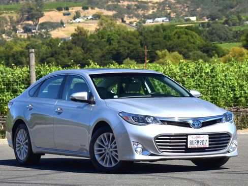Used 2014 Toyota Avalon Limited w/ Technology Package FWD image 2