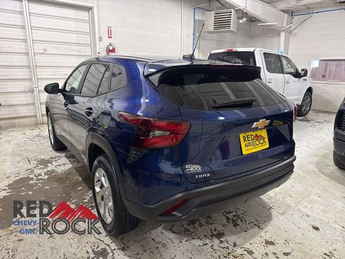 Used 2024 Chevrolet Trax LS w/ LS Convenience Package image 6