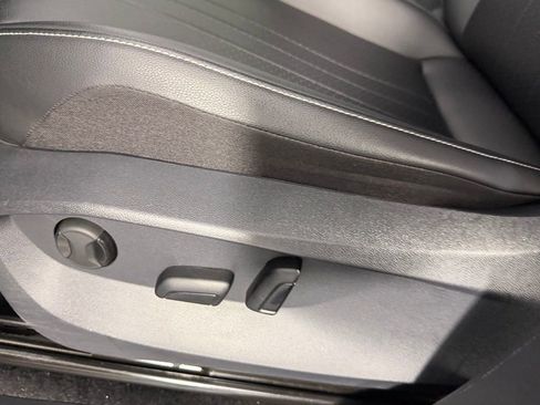 Used 2024 Volkswagen Tiguan SE w/ Panoramic Sunroof Package FWD image 22