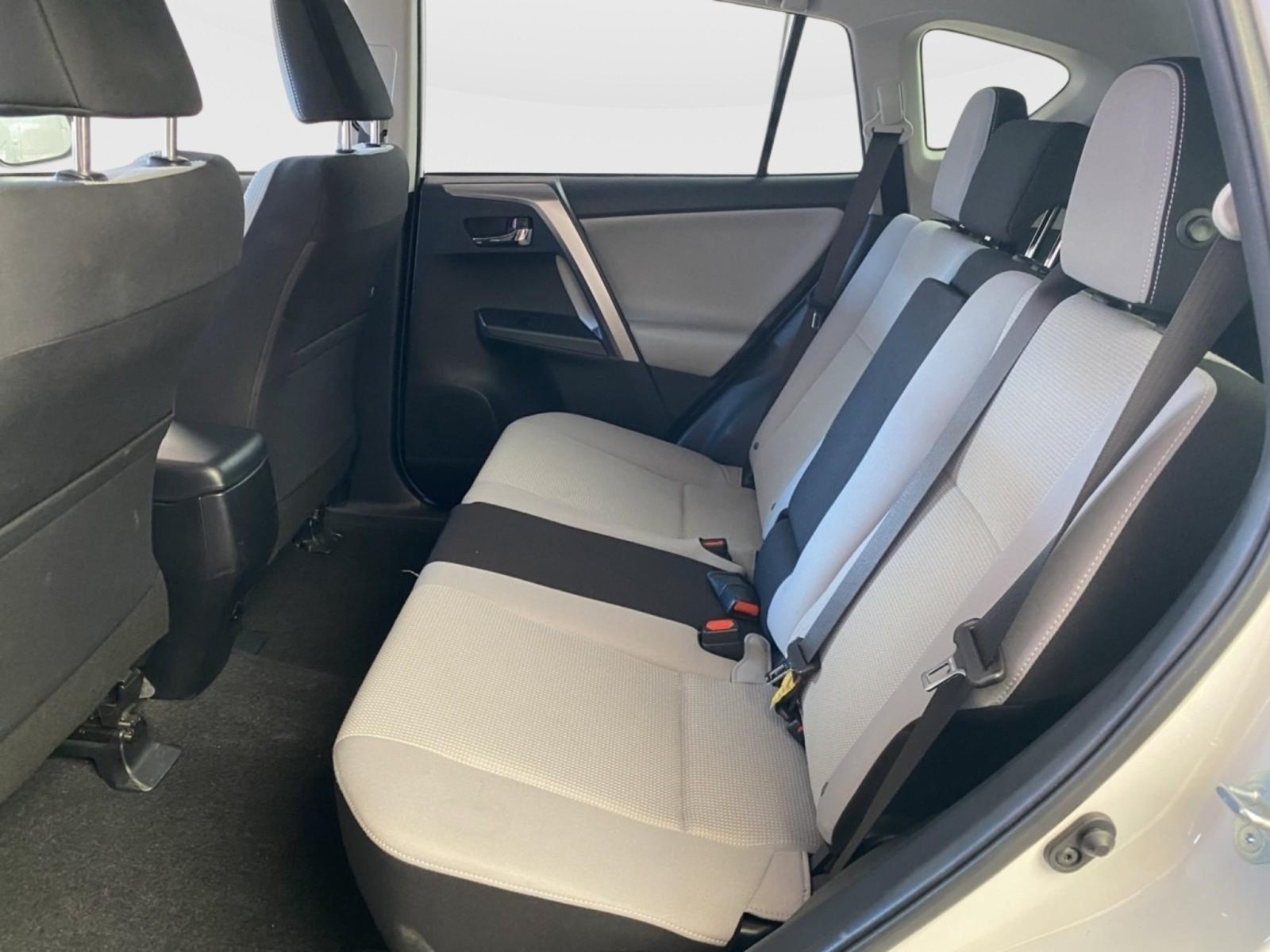 Used 2018 Toyota RAV4 XLE AWD/4WD image 18