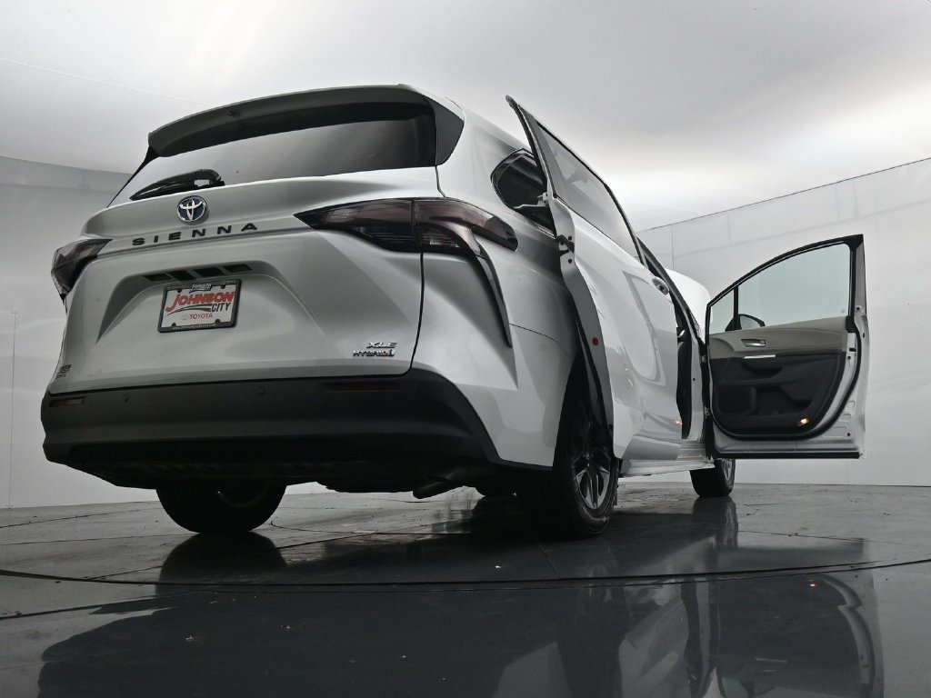 Used 2024 Toyota Sienna XLE FWD image 44
