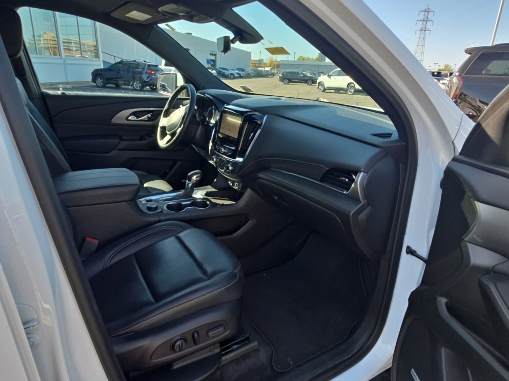 Used 2023 Chevrolet Traverse LT w/ LT Premium Package AWD/4WD image 16