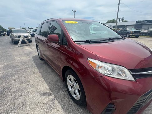 Used 2019 Toyota Sienna LE FWD image 3