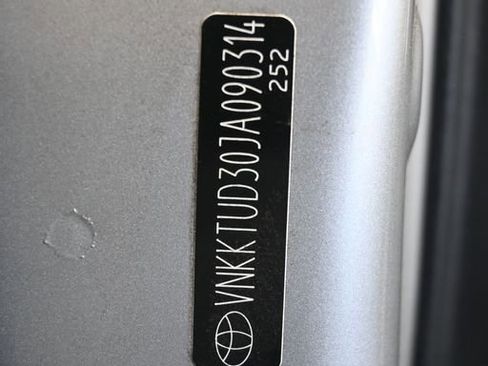 Used 2018 Toyota Yaris L image 9