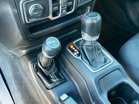 Used 2021 Jeep Gladiator Overland image 17