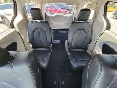 Used 2023 Chrysler Pacifica Touring-L FWD image 5