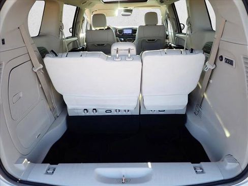 Used 2017 Chrysler Pacifica Limited w/ Advanced Safetytec Group image 8