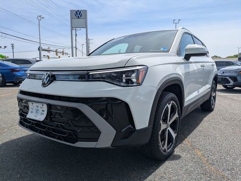 Certified 2025 Volkswagen Taos SEL image 8