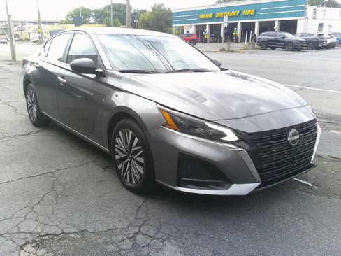 Used 2024 Nissan Altima 2.5 SV FWD image 4