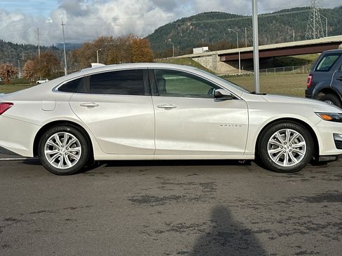 Used 2019 Chevrolet Malibu Hybrid w/ Leather Package image 2