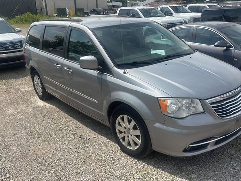 Used 2015 Chrysler Town & Country Touring FWD image 2