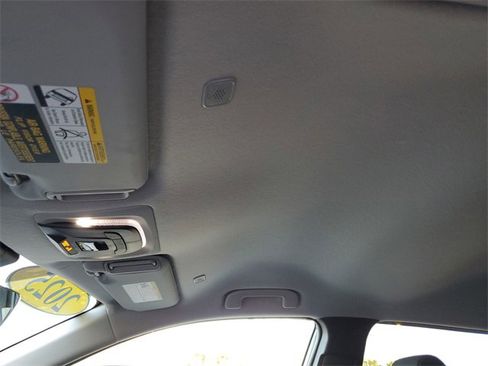 Used 2025 Toyota Corolla Cross LE image 28