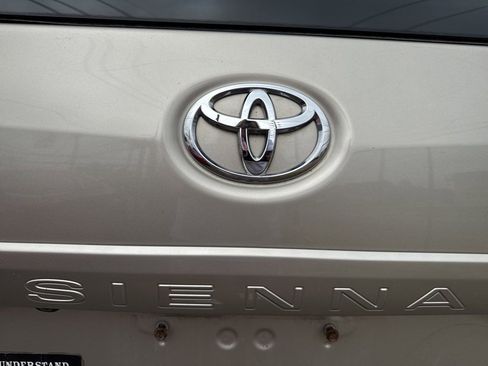 Used 2015 Toyota Sienna XLE image 10