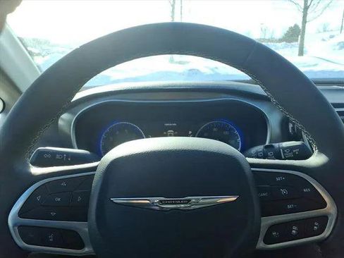 Certified 2023 Chrysler Pacifica Touring-L image 19