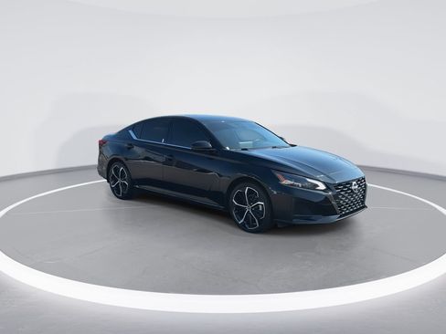 Used 2023 Nissan Altima 2.5 SR w/ SR Premium Package FWD image 2