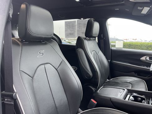 Used 2023 Chrysler Pacifica Limited w/ S Appearance Package image 23