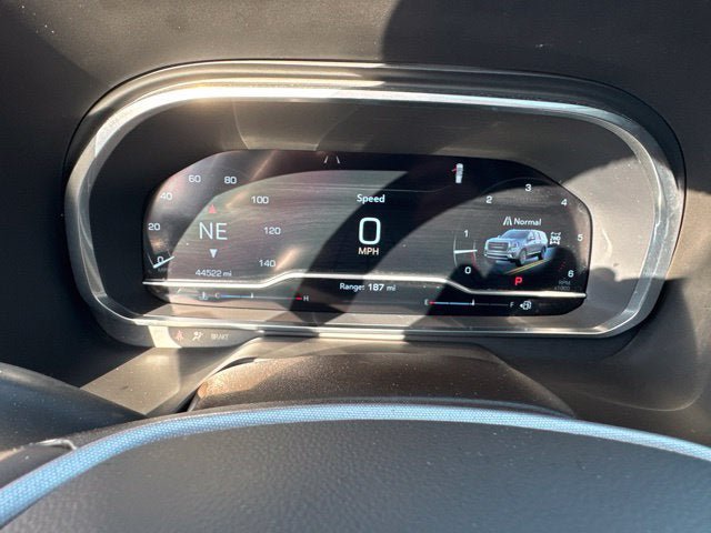 Used 2023 GMC Yukon XL SLT w/ SLT Premium Package AWD/4WD image 13
