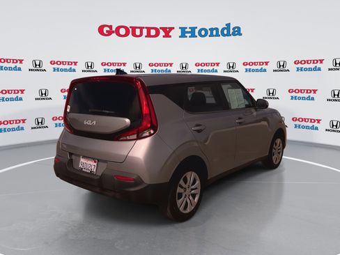 Used 2022 Kia Soul LX image 8